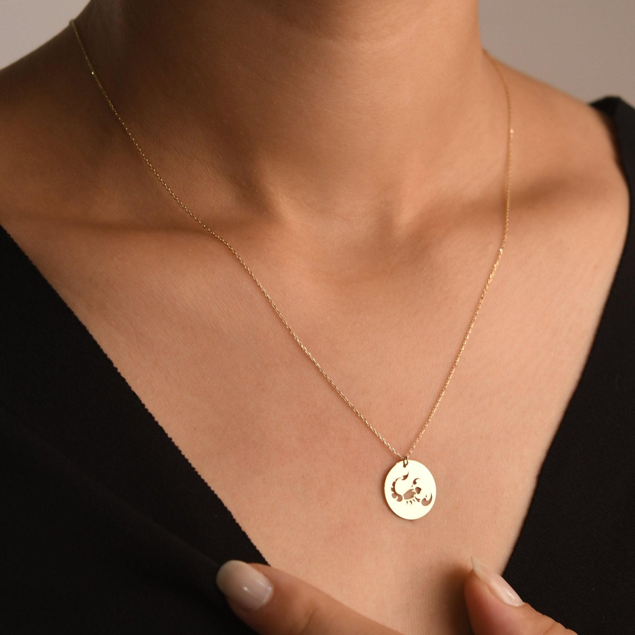 14ct Gold Pisces Zodiac Pendant Necklace with Chain | Astrology Birthday Jewellery for Women & Teens | Hallmarked Gift - Kolié