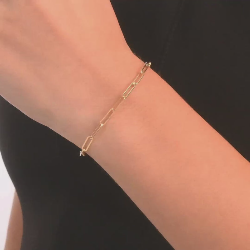 Video of woman wearing the 14ct gold paperclip chain bracelet, showcasing its minimalist and modern style.