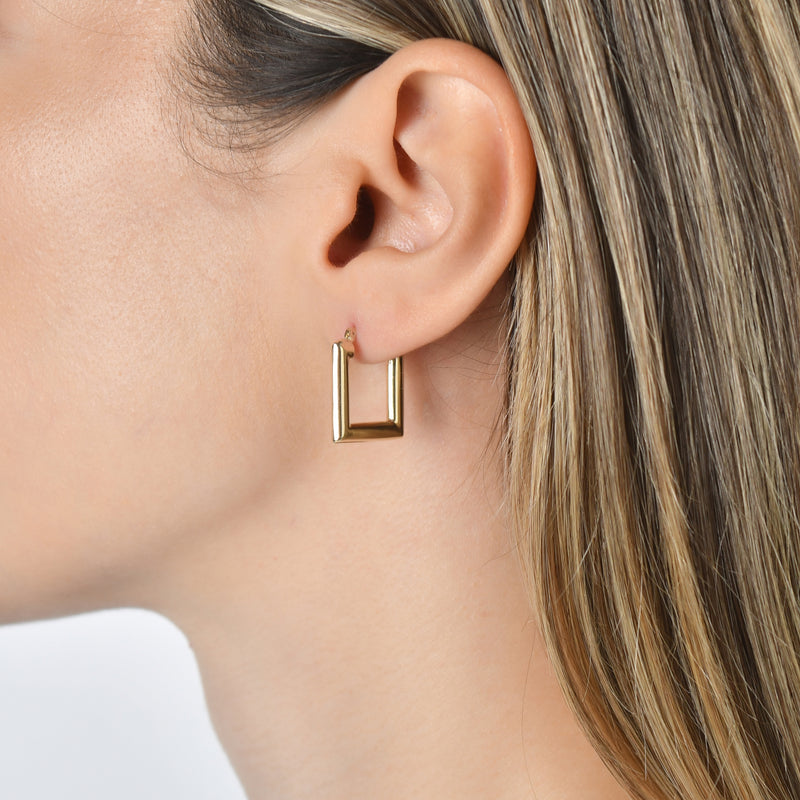 Close-up video of Kolié 9ct solid gold geometric hoop earrings featuring a bold square design with a polished finish.