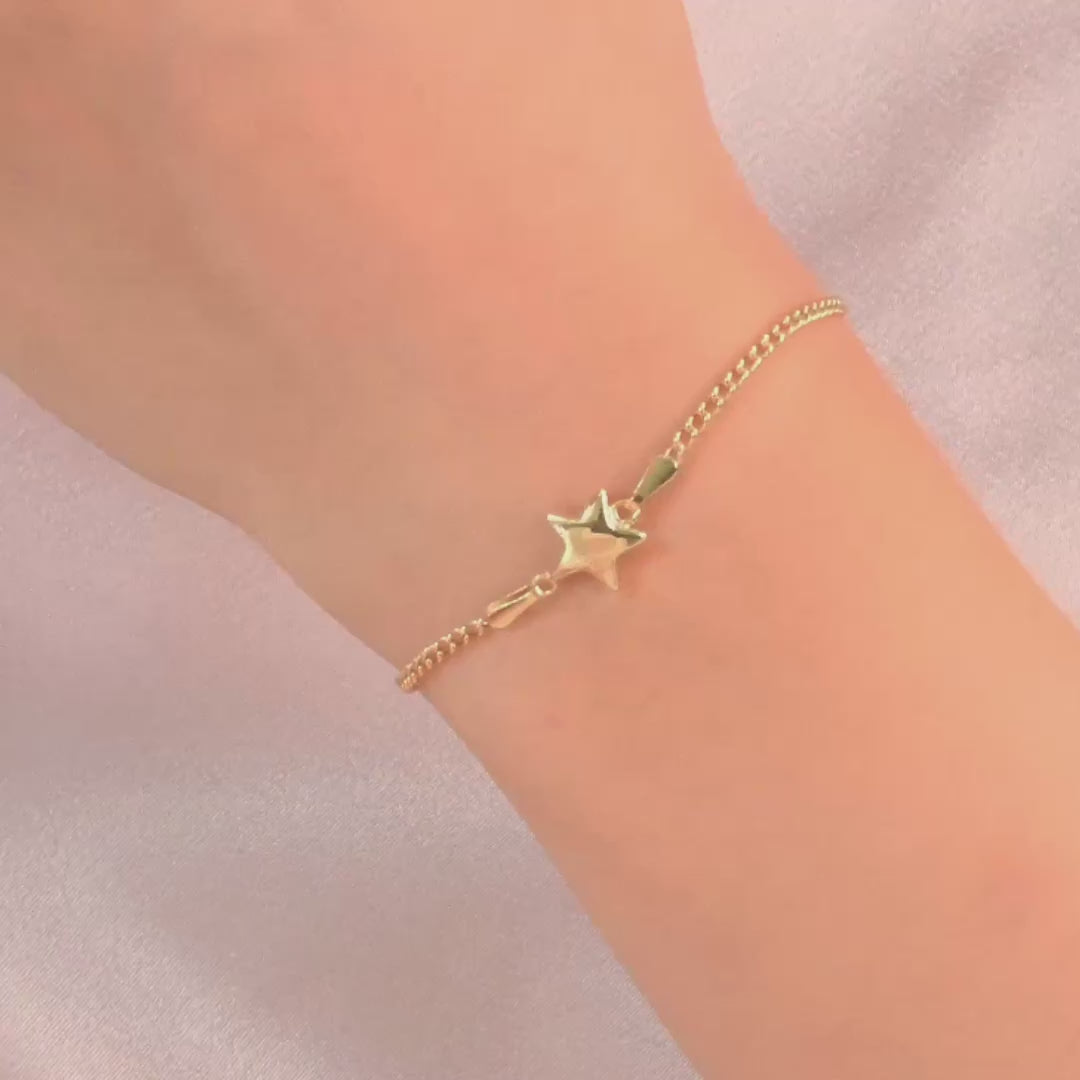 Delicate adjustable star bracelet in 14ct yellow gold with a lightweight chain.